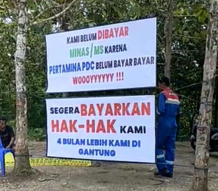 Sebagian spanduk terpasang di sekitar lapangan gas NGU 1x Desa Nglobo Kecamatan Jiken. (Foto: Ahmad Sampurno/Ngopibareng.id)