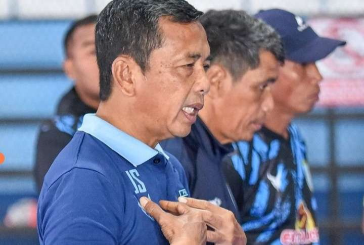 Jafri Sastra dan Weliansyah (tengah) saat masih melatih Persela Lamongan. (Foto: Istimewa)