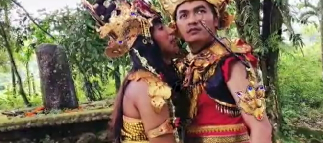 Tangkapan layar video Pak Ribut berperan menjadi sebagai perempuan. (Foto: YouTube R Dancer)