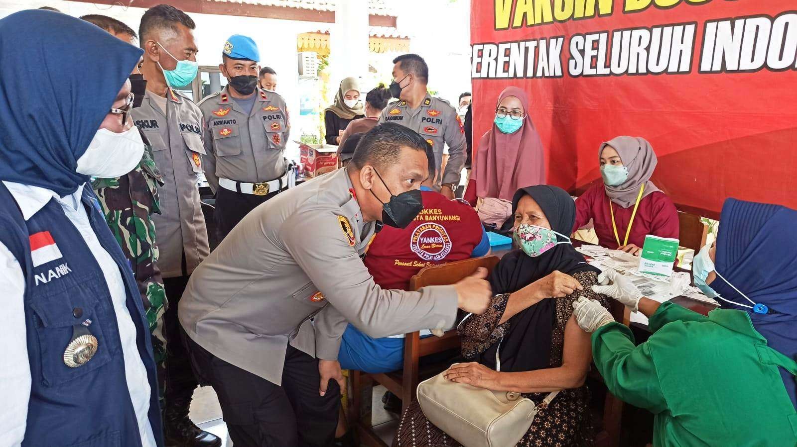 Camat Glagah, Nanik Machrufi mendampingi Kapolresta Banyuwangi meninjau pelaksanaan vaksinasi lansis di wilayah Kelurahan Bakungan, Kecamatan Glagah. (Foto: Muh Hujaini/Ngopibareng.id)