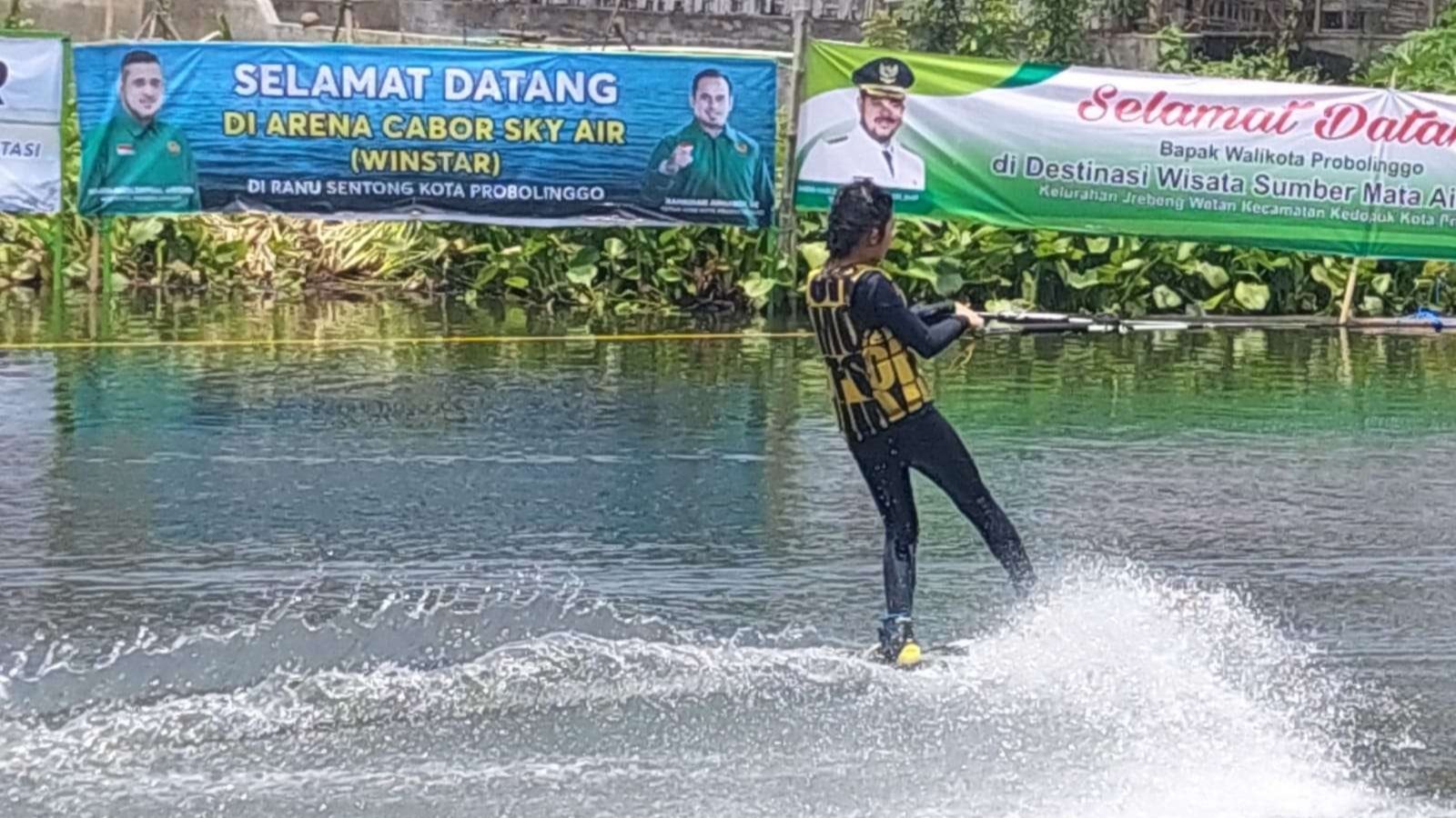 Seorang atlet ski air sedang berlatih di Ranu Sumber Sentong, Kelurahan Jrebeng Wetang,Kecamatan Kedopok, Kota Probolinggo. (Foto: Ikhsan Mahmudi/Ngopibareng.id)