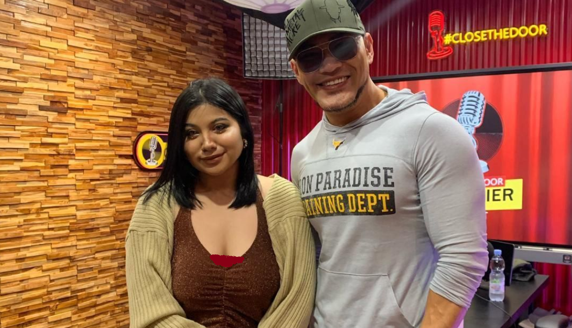 Dea OnlyFans pose bersama Deddy Corbuzier usai podcast Close the Door. (Foto: Istimewa)