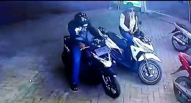 Tangkapan CCTV pencurian motor di Basmallah, Kota Pasuruan. (Foto: Istimewa)