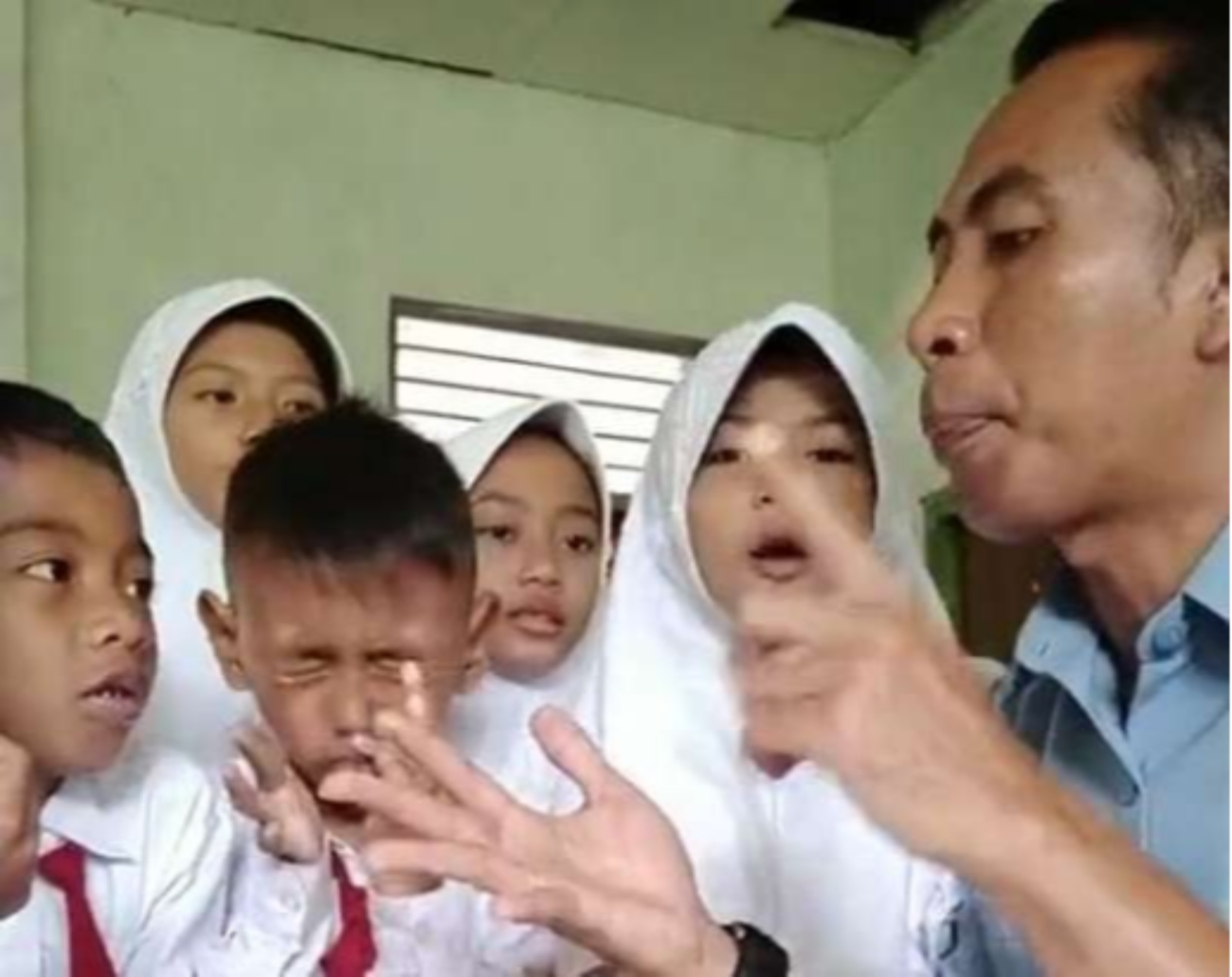 Pak Ribut saat membuat video bersama murid-muridnya di kelas 2 SD. (Foto: Istimewa)