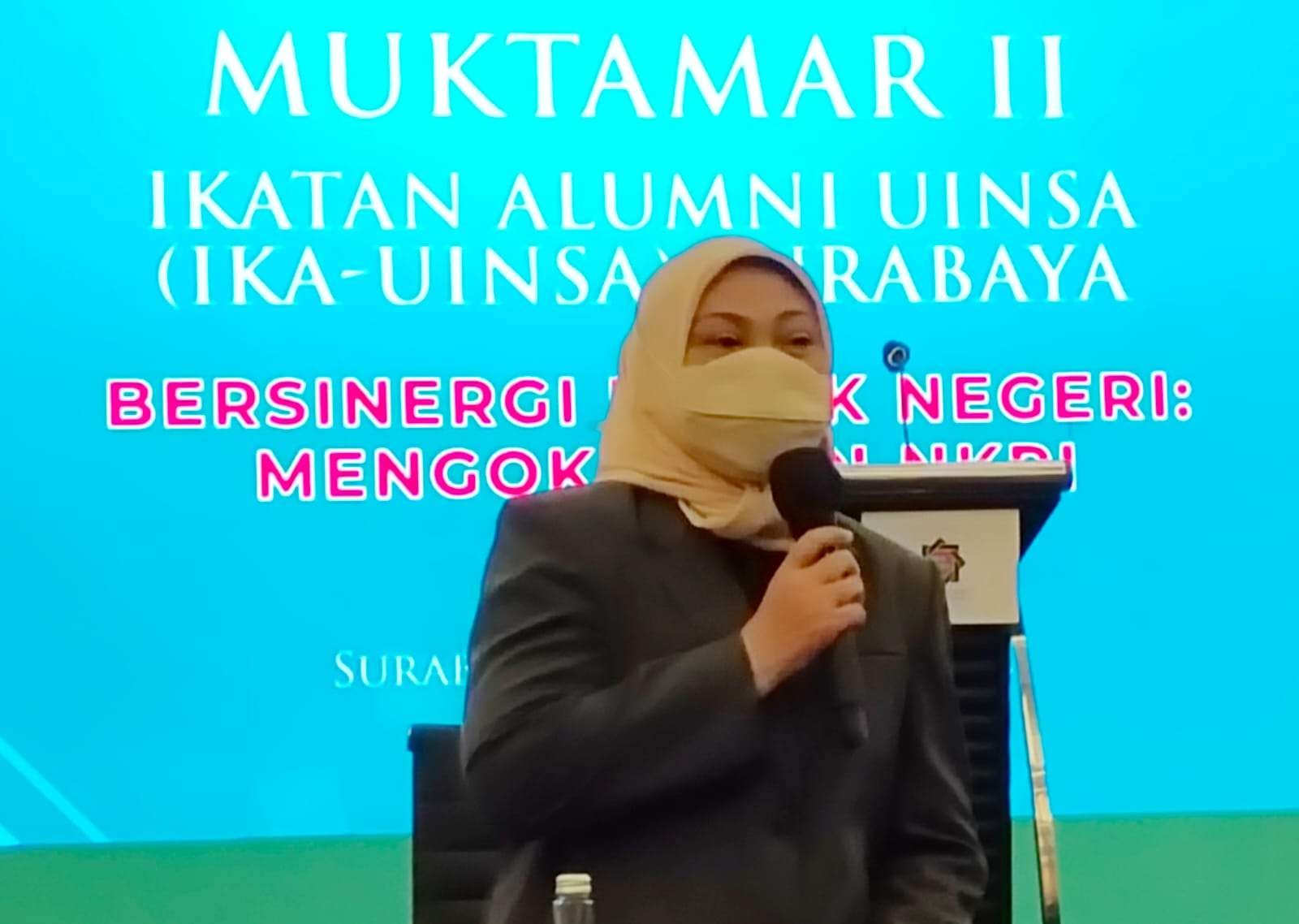 Menteri Tenaga Kerja (Menaker) Ida Fauziah dalam Muktamar II IKA UINSA di Surabaya. (Foto: Istimewa)