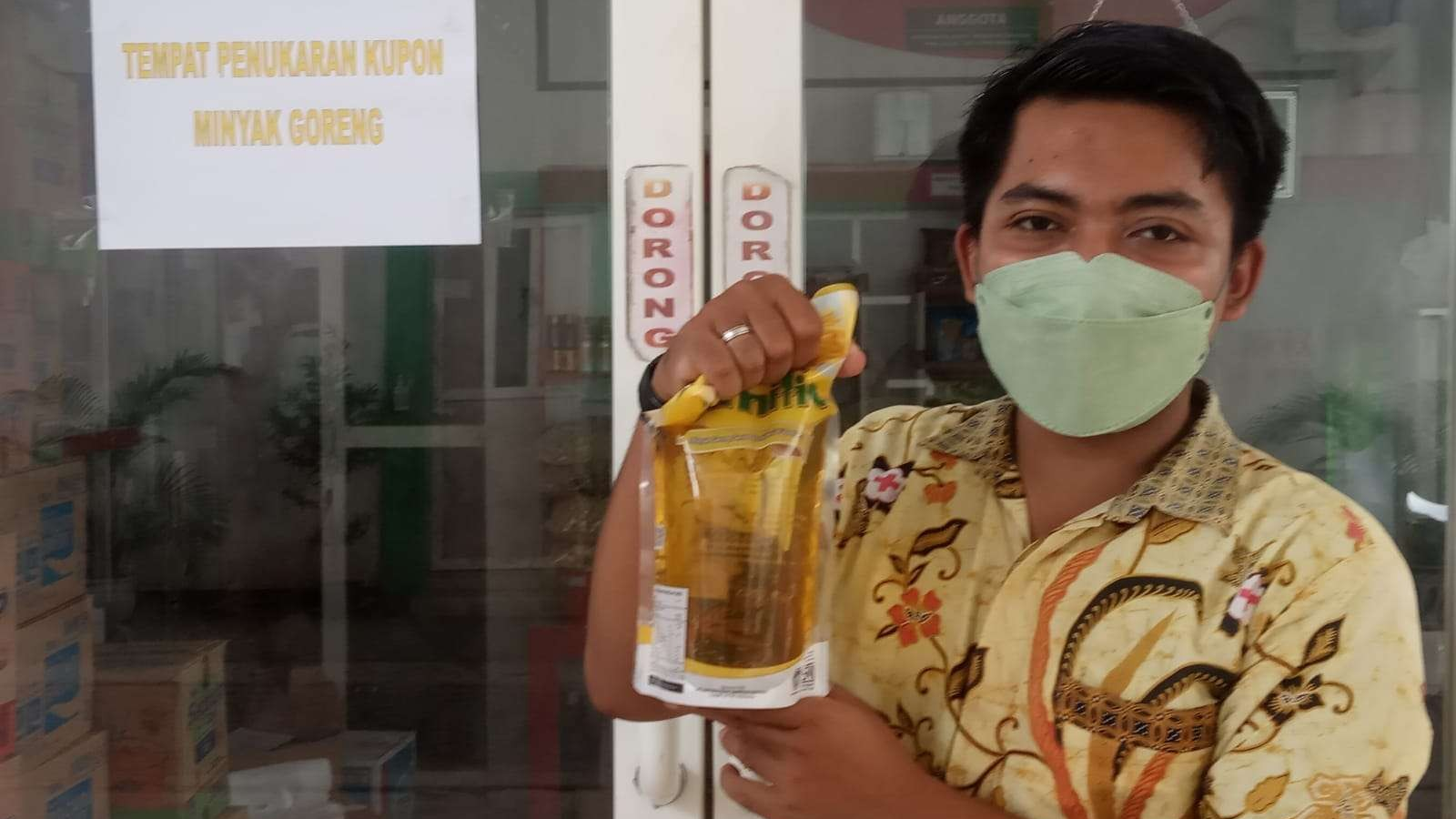 Satu minyak goreng kemasan dibawa seorang petugas di Unit Donor Darah PMI Bojonegoro.(Foto: Sujatmiko/ngopibareng.id)