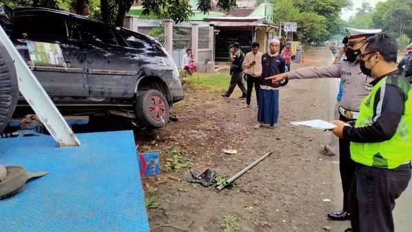 Mobil yang ditumpangi Rian d'masiv kecelakaan, sejumlah orang terluka. (Foto: Istimewa)