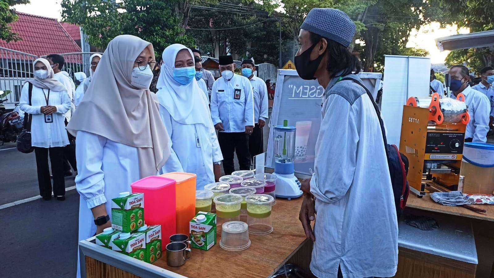 Bupati Banyuwangi Ipuk Fiestiandani meninjau pasar takjil di kota Banyuwangi pada puasa tahun lalu. (Foto: Muh Hujaini/Ngopibareng.id)