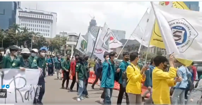 Tangkapan layar mahasiswa demo di Istana, pada Senin 28 Maret 2022. (Foto: Twitter)