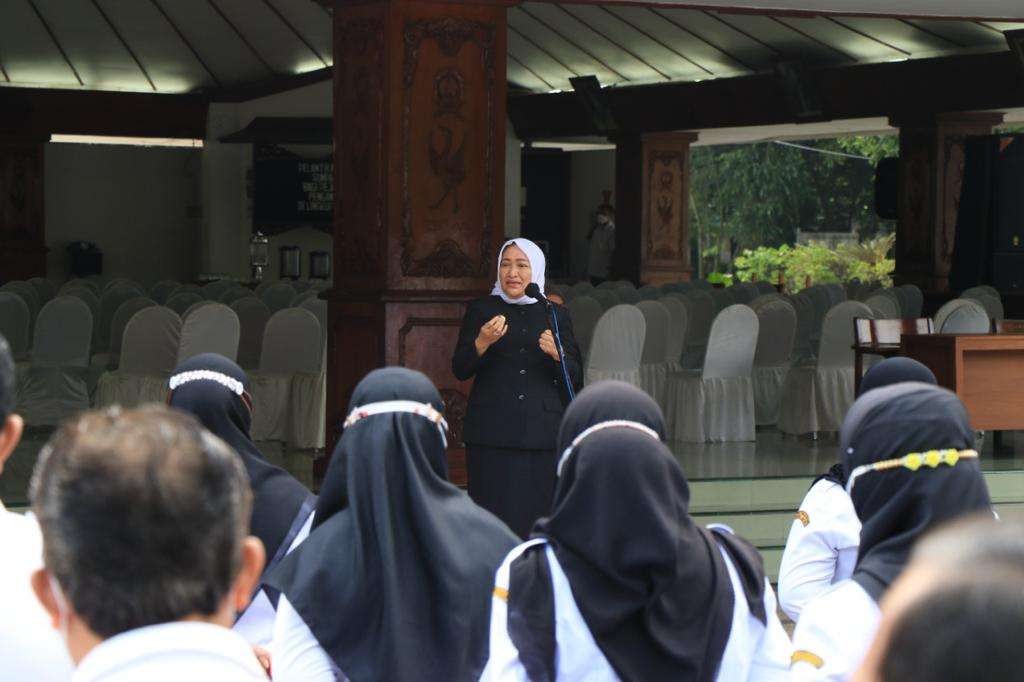 Bupati Bojonegoro Anna Mu'awanah dalam sebuah upacara di Kantor Pemjab Bojonegoro (Foto: Dok Humas Bojonegoro)