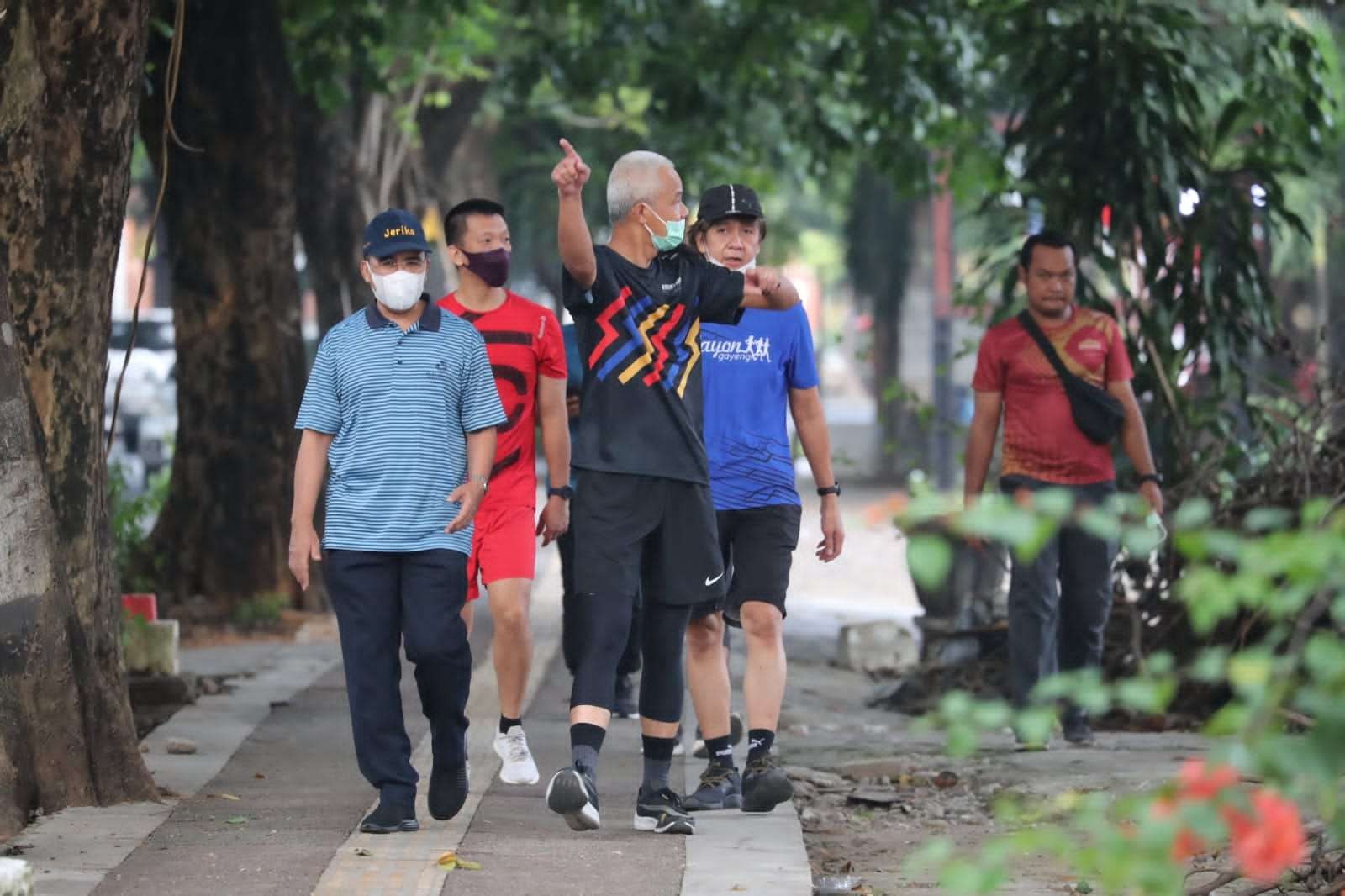 Gubernur Jawa Tengah Ganjar Pranowo saat ajak olah raga Walikota Kupang, Jefri Riwu Kore di Semarang. (Foto: Istimewa)