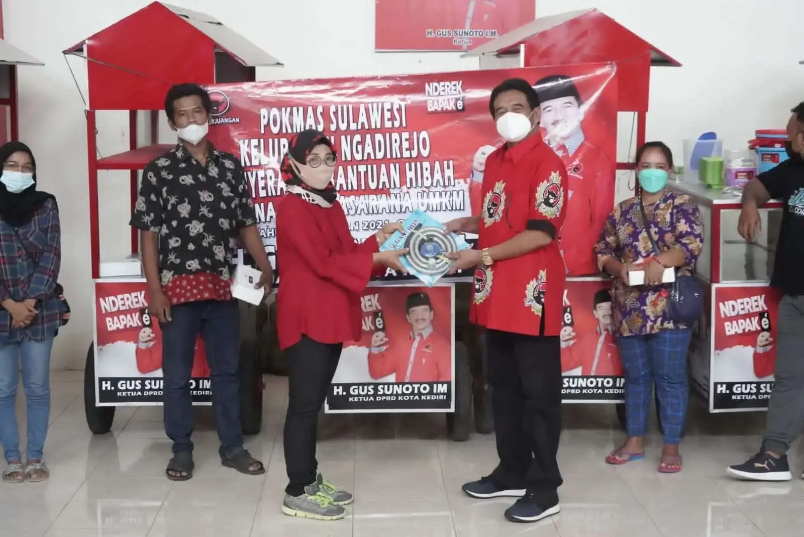 Ketua DPRD Kota Kediri Gus Sunoto memberi bantuan hibah berupa rombong ke warga. (Foto: Fendhy/ngopibareng.id)