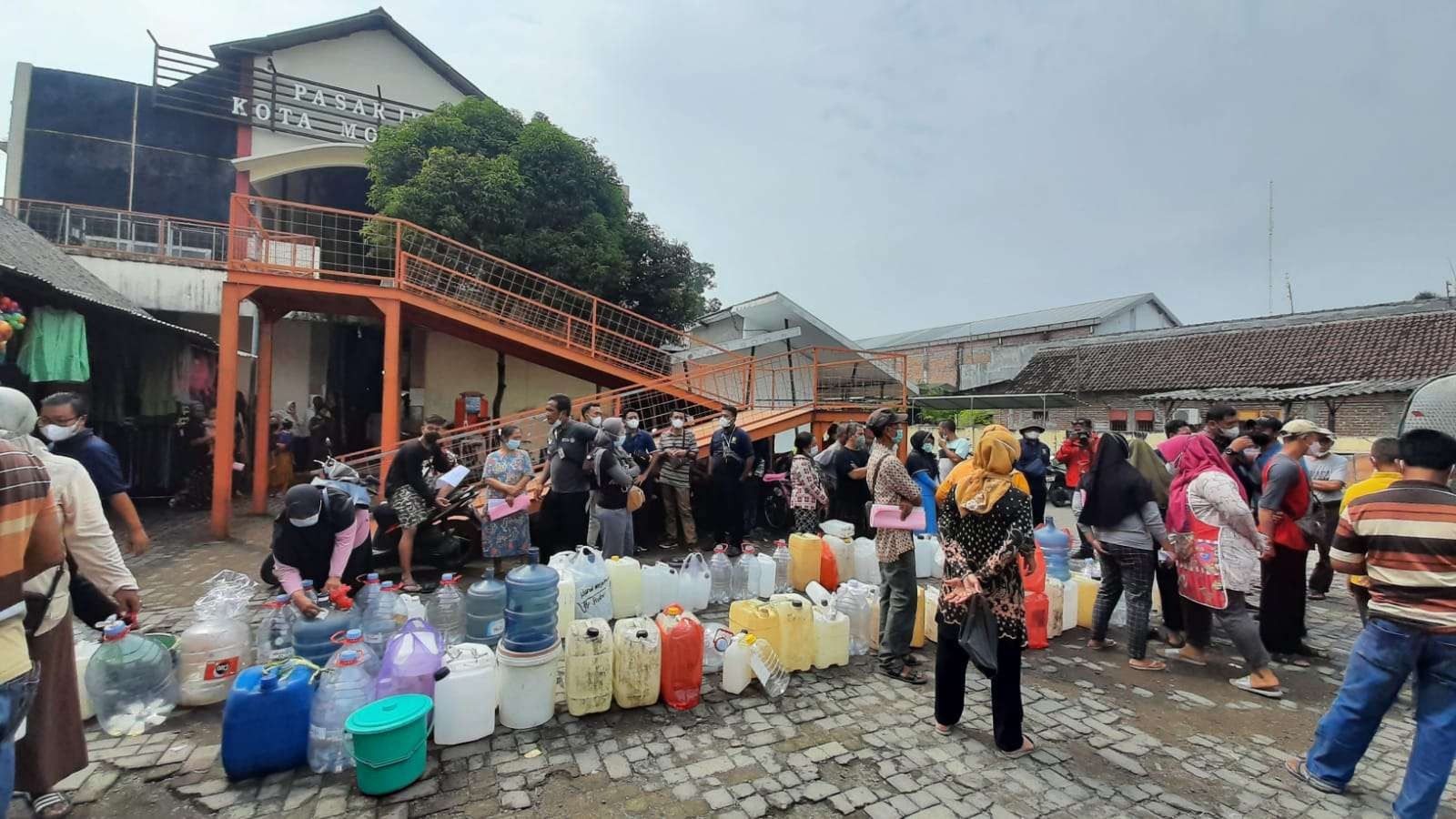 Warga antre minyak goreng curah di Pasar Prajurit Kulon, Kota Mojokerto, Jawa Timur. (Foto: Istimewa)