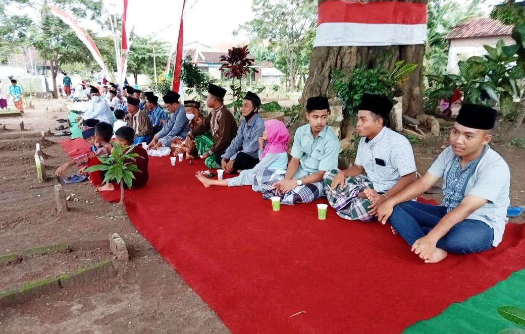 Warga mengikuti ritual Ngeruwah Bareng di area makam menjelang datangnya bulan ramadan (foto:istimewa)