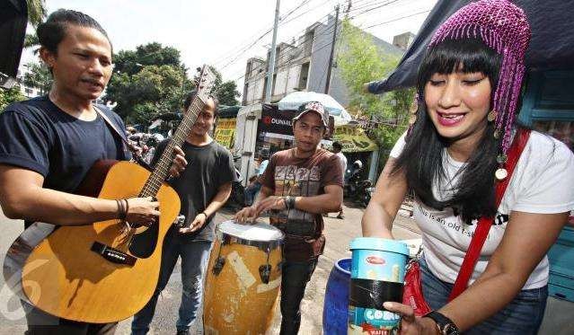 Anak jalanan dan kaum dhuafa, diajak berinternet sehat. (Foto: Istimewa)