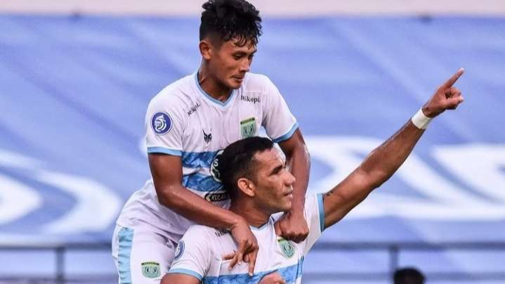 Rizky Putra Utomo selebrasi setelah Jose Wilkson mencetak gol ke gawang PSS Sleman (Foto : Istimewa) 