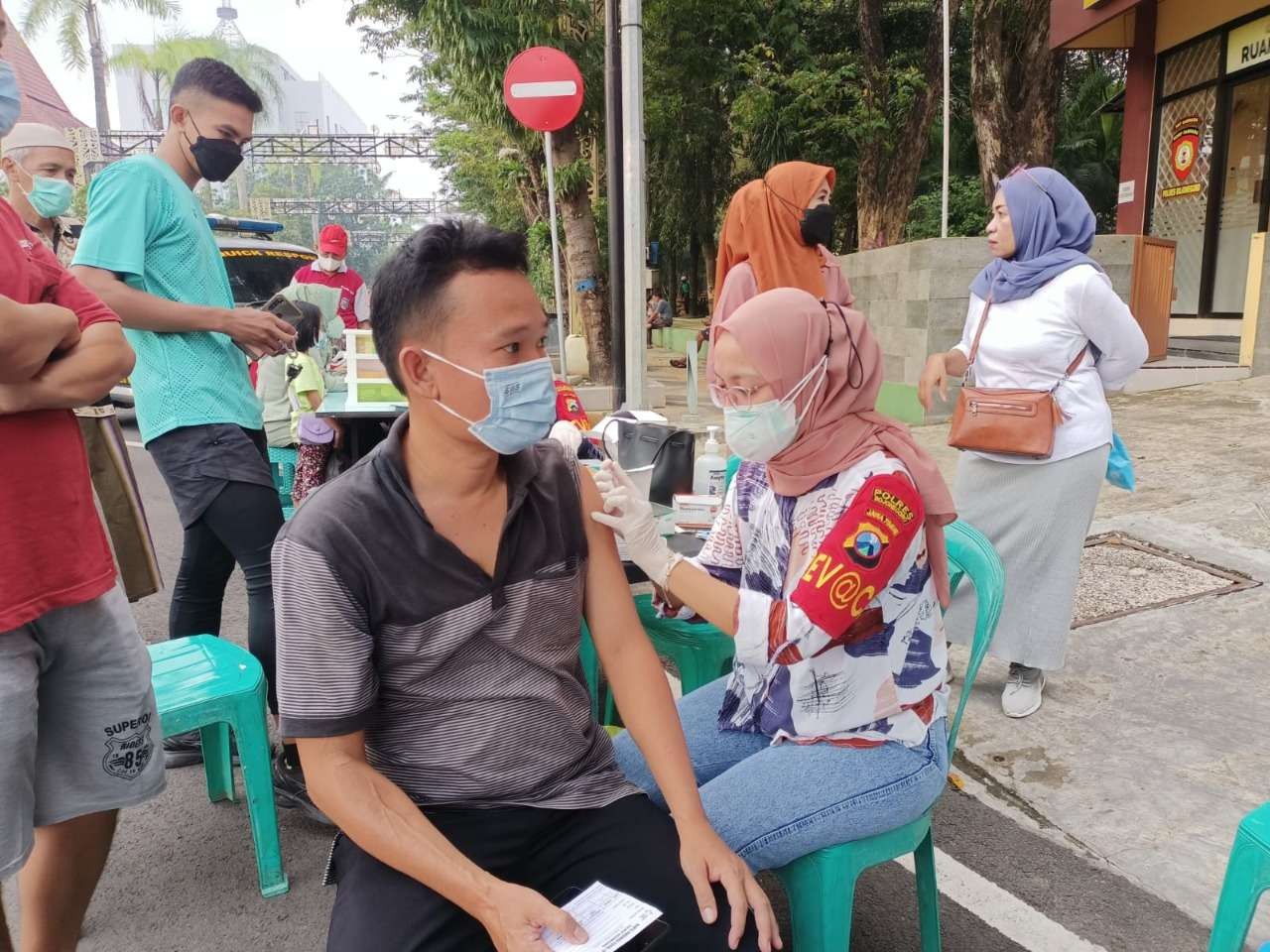 Kepolisian Resor (Polres) Bojonegoro mendorong warga ikut vaksin (dosis tiga) booster sebelum memasuki bulan Ramadhan. (Foto: Sujatmiko/Ngopibareng.id)