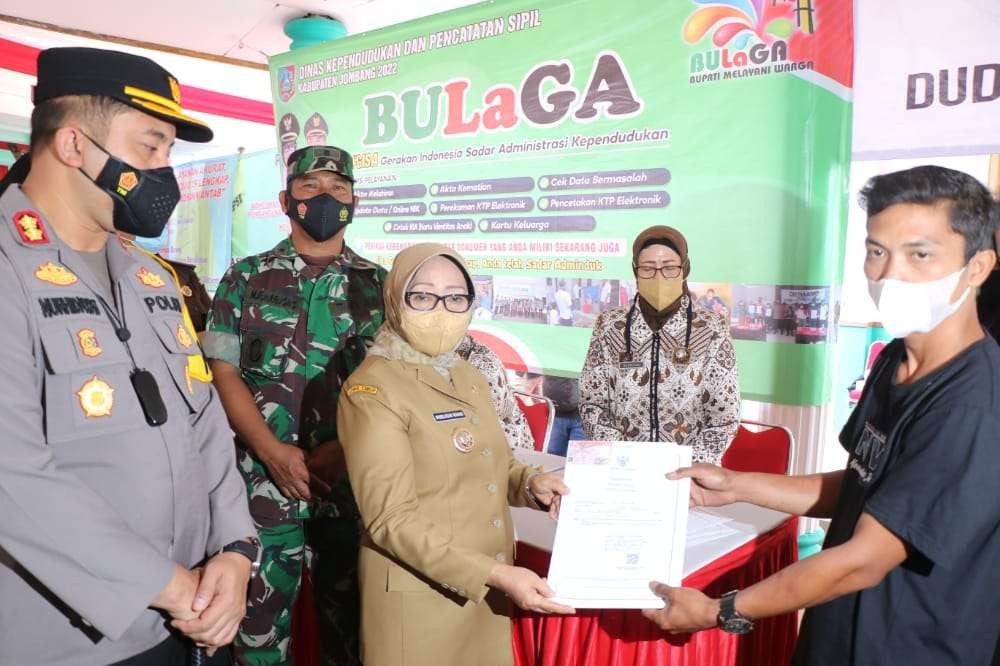 Bupati Jombang Hj Mundjidah Wahab saat menghadiri program Bupati Melayani Warga (Bulaga) di Balai Desa Mojotengah, Kecamatan Bareng, Kabupaten Jombang, Senin 28 Maret 2022. (Foto: Istimewa)