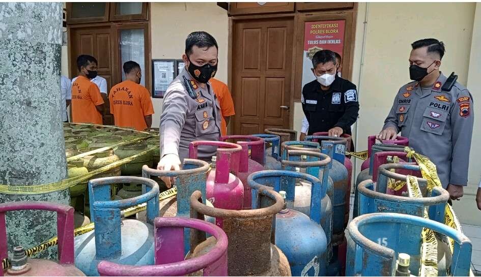 Ratusan tabung gas LPG disita polisi. (Foto: Ahmad Sampurno/Ngopibareng.id)