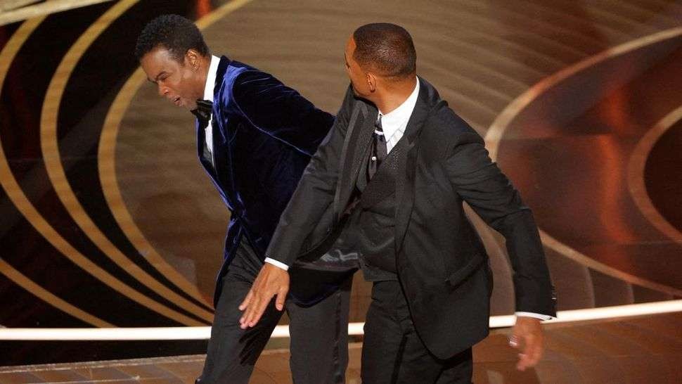 Aktor Will Smith menampar aktor serta komedian Chris Rock di panggung Academy Awards ke-94 atau Piala Oscar, gara-gara singgung kebotakan istrinya. (Foto: Twitter)