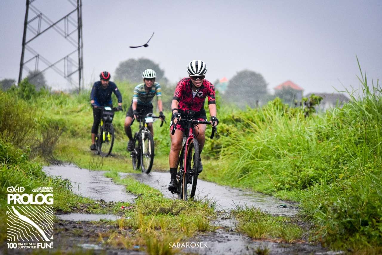 Peserta Gravel Prolog 2022, Maya Anggraeni (paling depan), mengaku senang dengan medan gravelan Prolog 2022. (Foto: Istimewa)