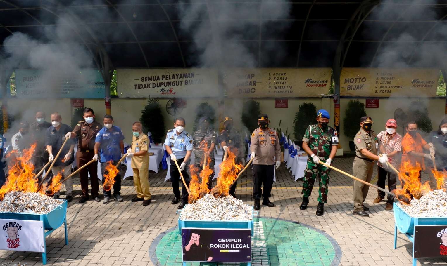 Proses pemusnahan barang bukti rokok ilegal di depan kantor Bea Cukai Banyuwangi. (Foto: Istimewa)