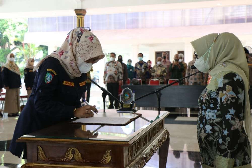 Ketua Forum Karang Taruna Kabupaten Jombang, Junita Erma Zakiyah saat dikukuhkan Bupati Jombang di pendopo, Selasa 29 Maret 2022. (Foto: Istimewa)