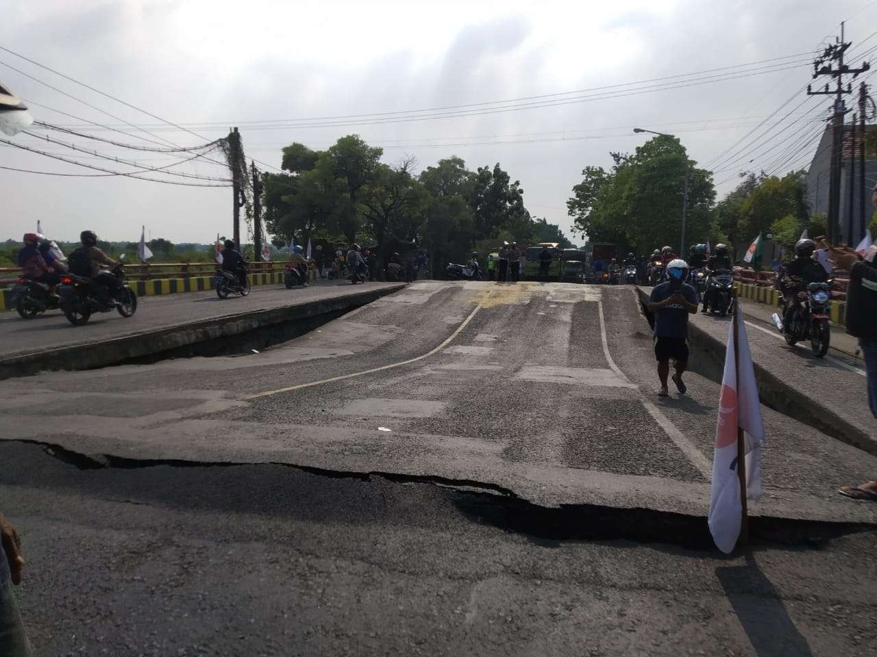 Kondisi jembatan jalur poros nasional di Lamongan yang yabg ambrol (Foto: Imron Rosidi/ngooibareng.id)