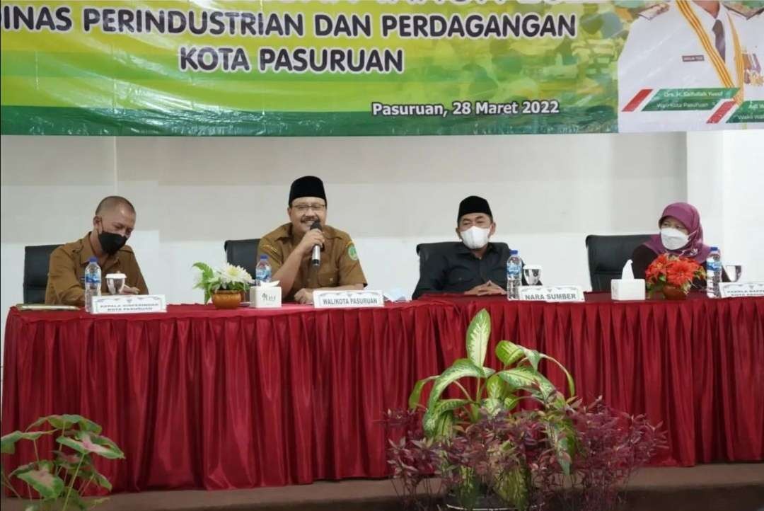 Gus Ipul berdialog dengan pedagang pasar se-Kota Pasuruan, Jawa Timur. (Foto: Propokim Kota Pasuruan)