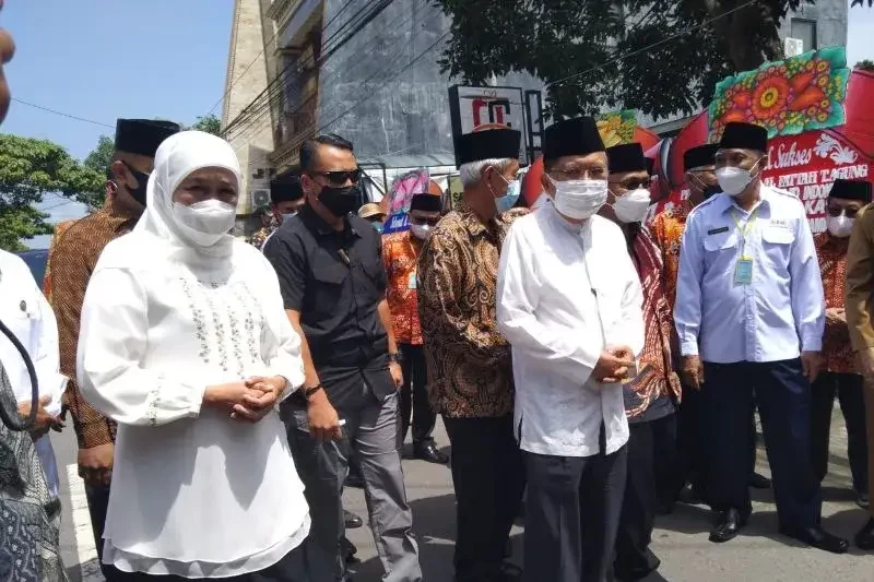 Gubernur Jatim Khofifah Indar Parawansa (kiri) saat mendampingi Ketua Umum Dewan Masjid Indonesia Just Kalla meresmikan masjid Al Fattah di Tulungagung. (Foto: Ant)