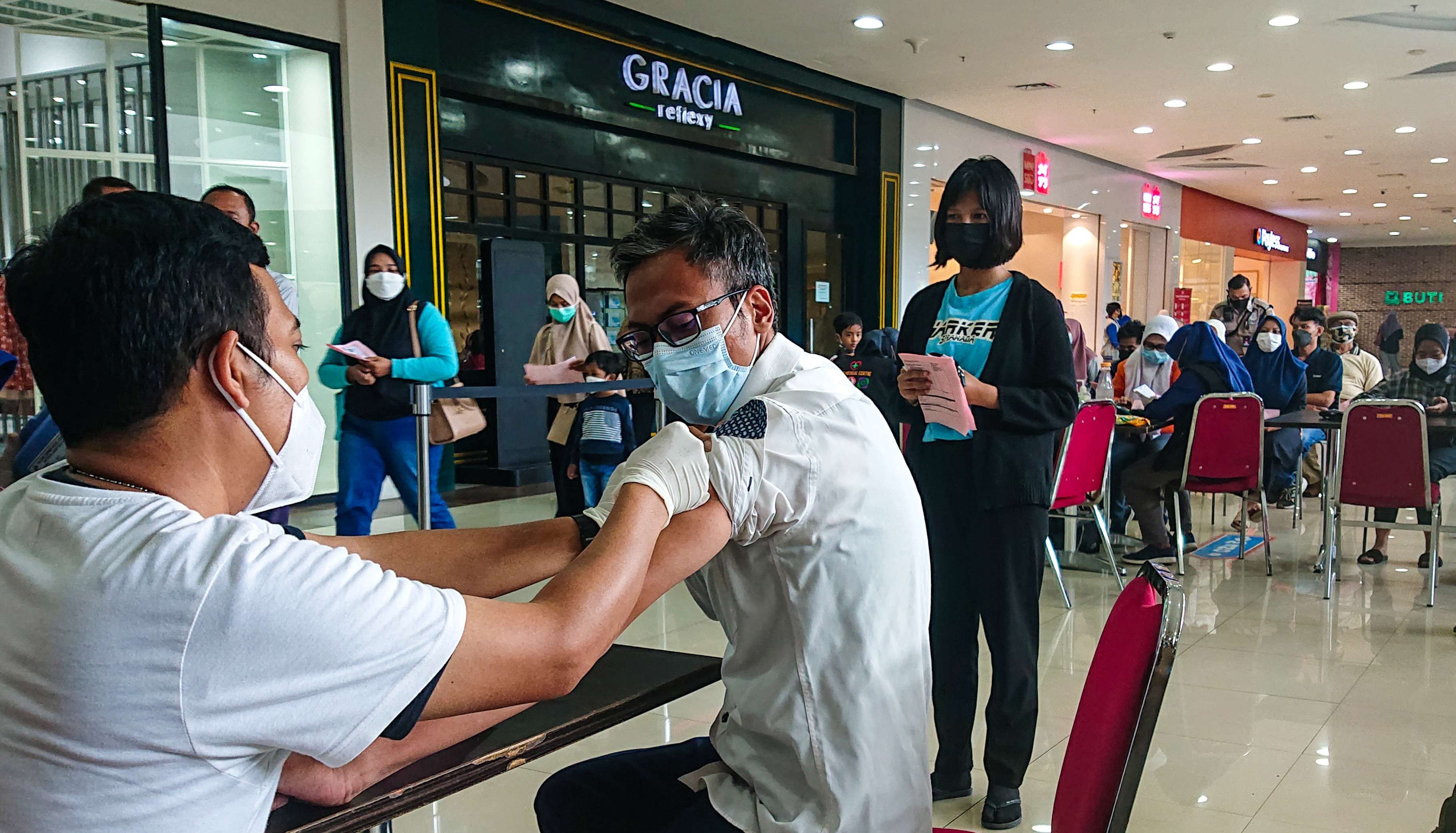 Vaksinasi Booster diserbu warga. (Foto: Aini/Ngopibareng.id)