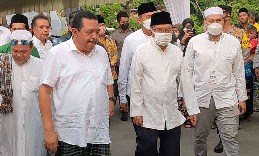 Muhammad Jusuf Kalla (nomor dua dari kanan) saat peresmian Masjid Al-Hasanah di Desa Suko, Kecamatan Maron, Kabupaten Probolinggo. (Foto: Istimewa)