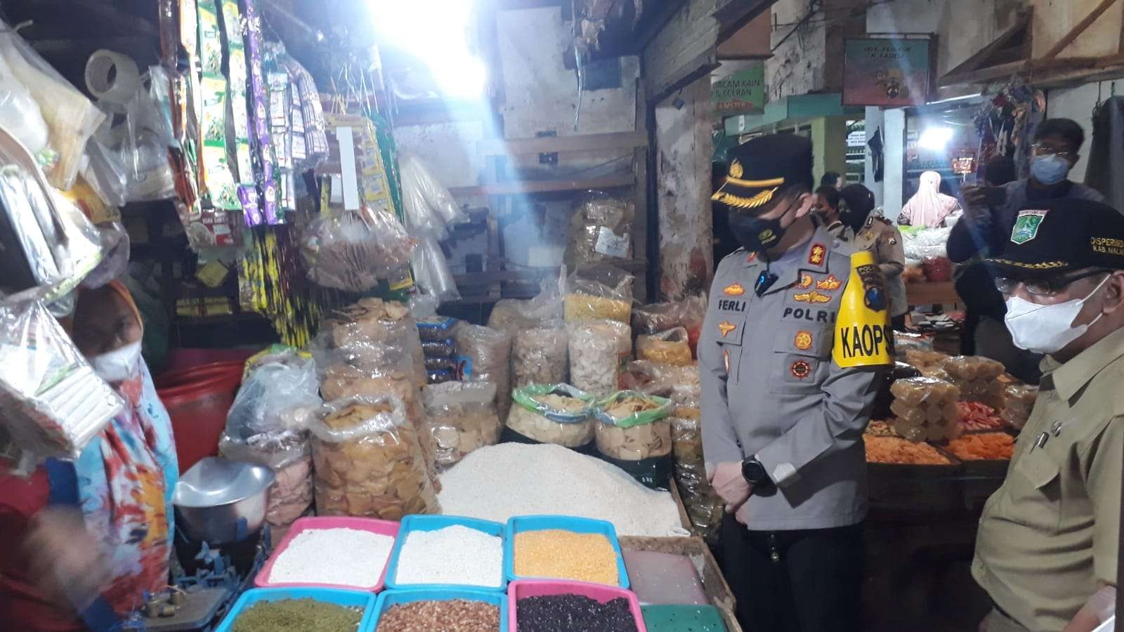 Ketua Satgas Pangan Polres Malang, AKBP Ferli Hidayat saat melakukan sidak ketersediaan minyak goreng curah di Pasar Kepanjen, Kabupaten Malang, Jawa Timur. (Foto: Lalu Theo/Ngopibareng.id)