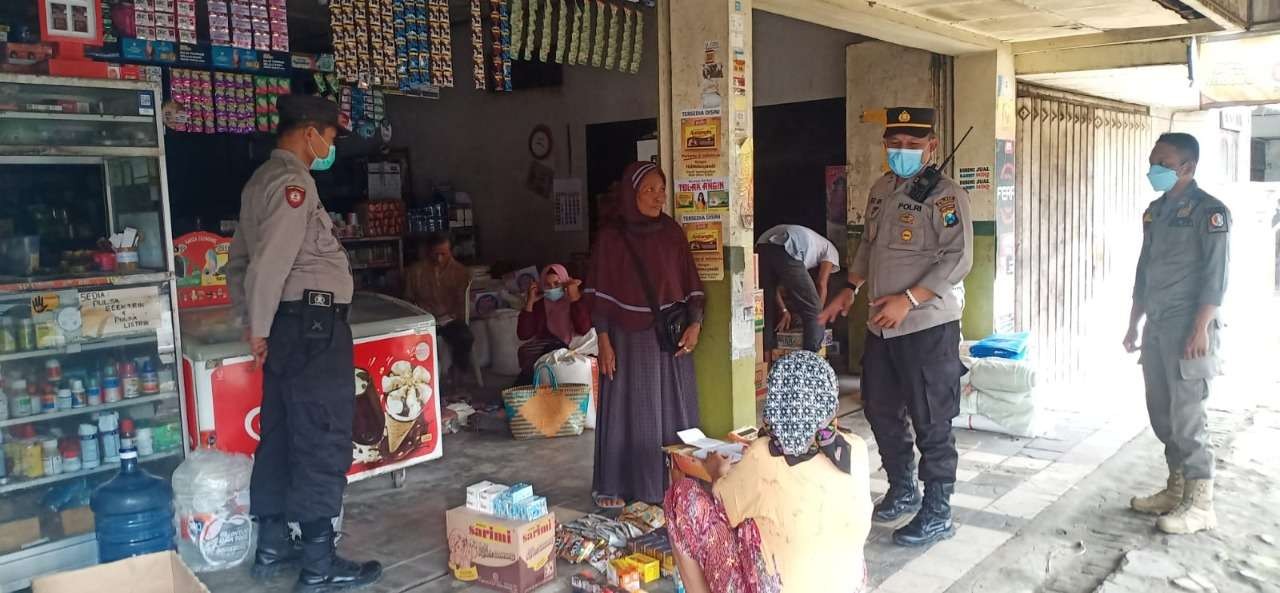 Inspeksi Mendadak minyak goreng dan sembako di Margomulyo, Bojonegoro, Selasa 29 Maret 2022.(Foto: dok. Polsek Margomulyo/ngopibareng.id)