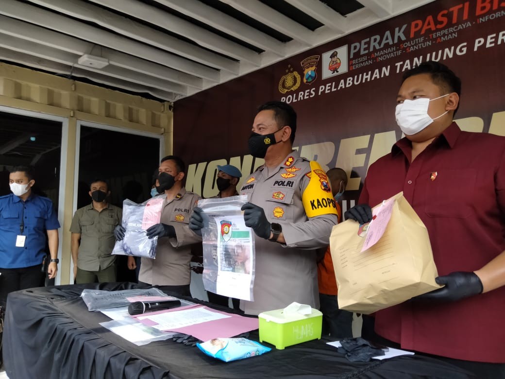 Polisi saat menunjukan barang bukti pengeroyokan di Jalan Platuk (Foto: Andhi Dwi/Ngopibareng.id)