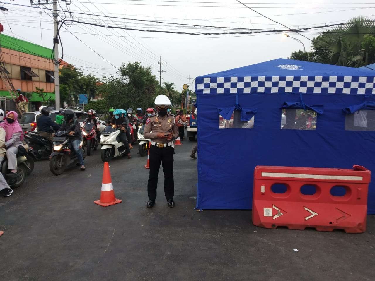 Tenda Biru Satlantas Polres Lamongan, temoat jaga anggota mengatur arus lalu lintas (Imron Rosidi/ngopibareng.id)