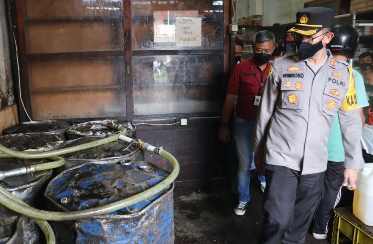 Kapolres Bondowoso AKBP Wimboko sidak gudang distributor minyak goreng curah di Pasar Induk Bondowoso, Selasa 29 Maret 2022. (Foto: Guido Saphan/Ngopibareng.id)