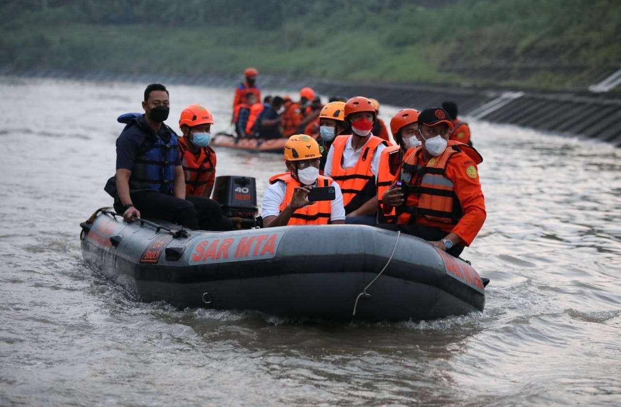 Gubernur Jateng Ganjar Pranowo bersama Wali Kota Solo Gibran Rakabuming Raka menyusurinya dengan perahu karet, Selasa, 29 Maret 2022 petang. (Foto: Dok Jateng)