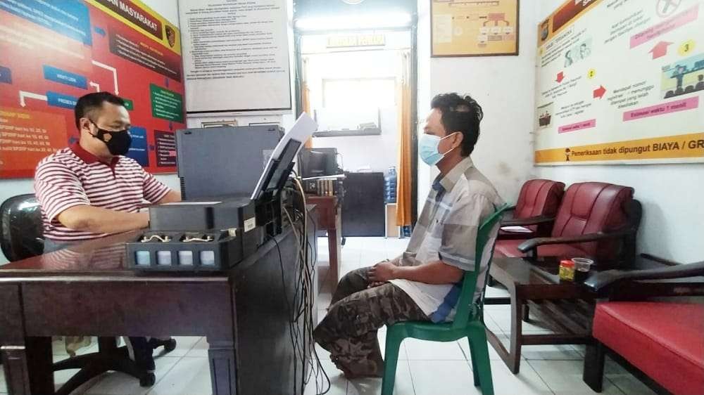 MK, pencuri kotak amal di sebuah masjid di Kabupaten Pasuruan, Jawa Timur, diinterogasi polisi. (Foto: Istimewa)