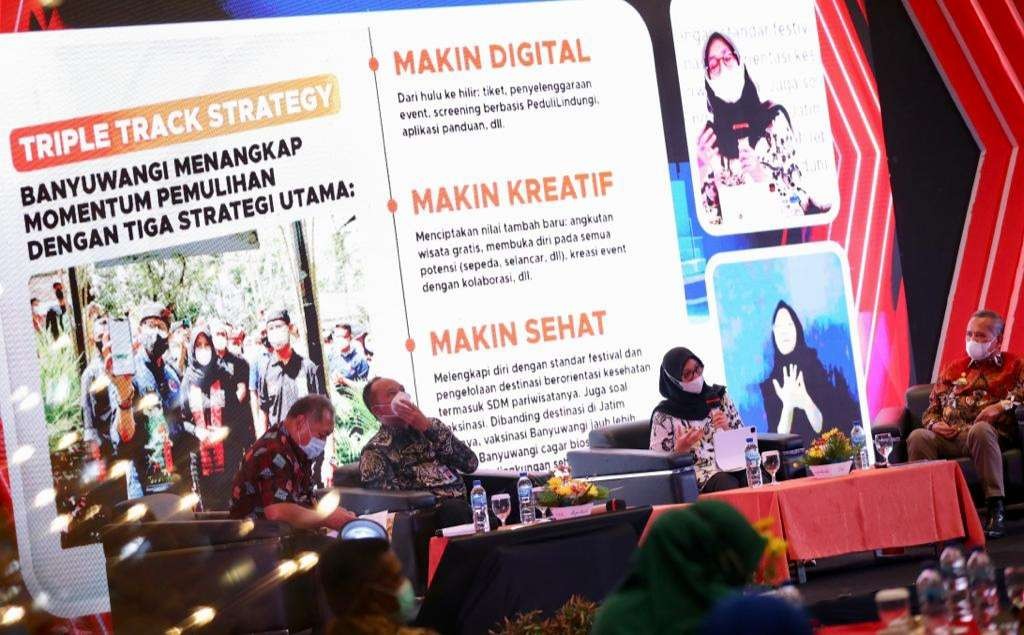 Bupati Banyuwangi Ipuk Fiestiandani memaparkan Triple Track Strategy dalam sektor pariwisata (foto:istimewa)