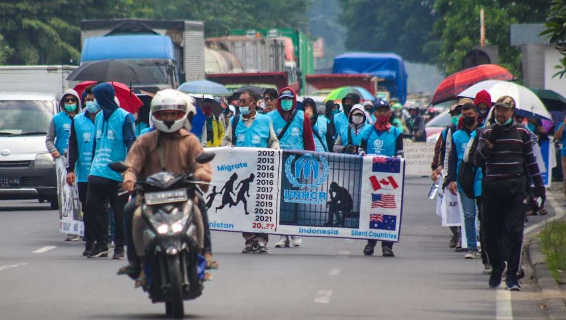 Aksi long march pengungsi Afghanistan sebabkan macet. (Foto: Aini Arifin/Ngopibareng.id)