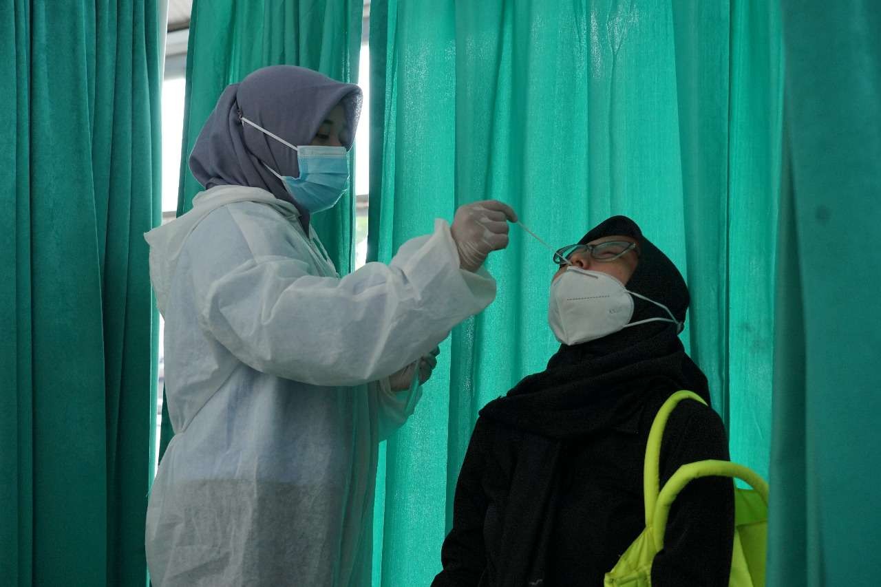 Ilustrasi calon penumpang KAI melakukan rapid test antigen sebelum melakukan perjalanan. (Foto: Ahmad Sampurno/Ngopibareng.id)