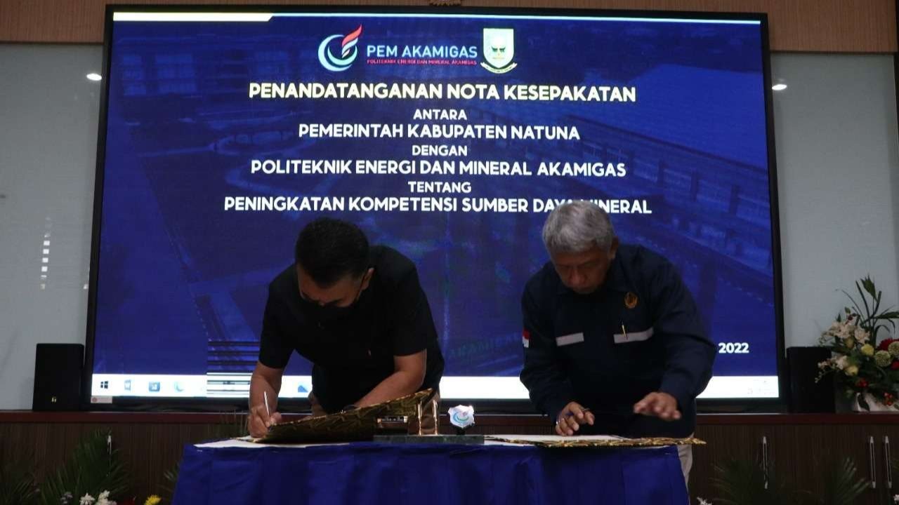 Penandatanganan kerja sama antara PEM Akamigas dengan Pemkab Natuna di gedung Kampus PEM Akamigas Cepu. (Foto: PEM Akamigas)