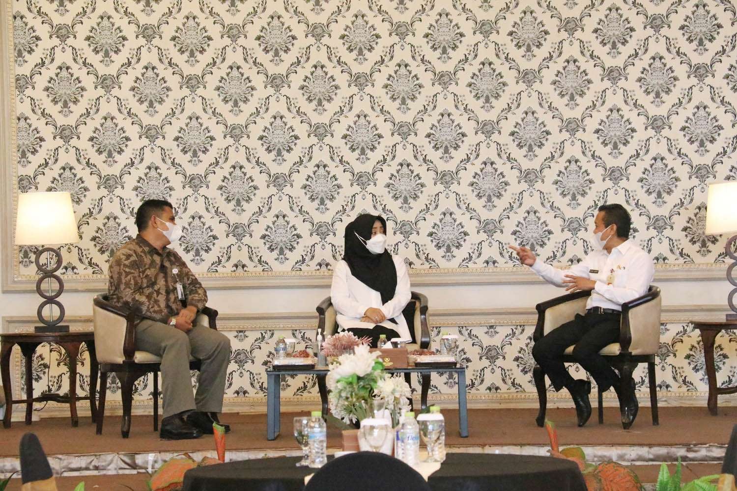 Bupati Ikfina hadiri koordinasi dan evaluasi kepesertaan jamsoskes. (Foto: Dok Mojokerto)