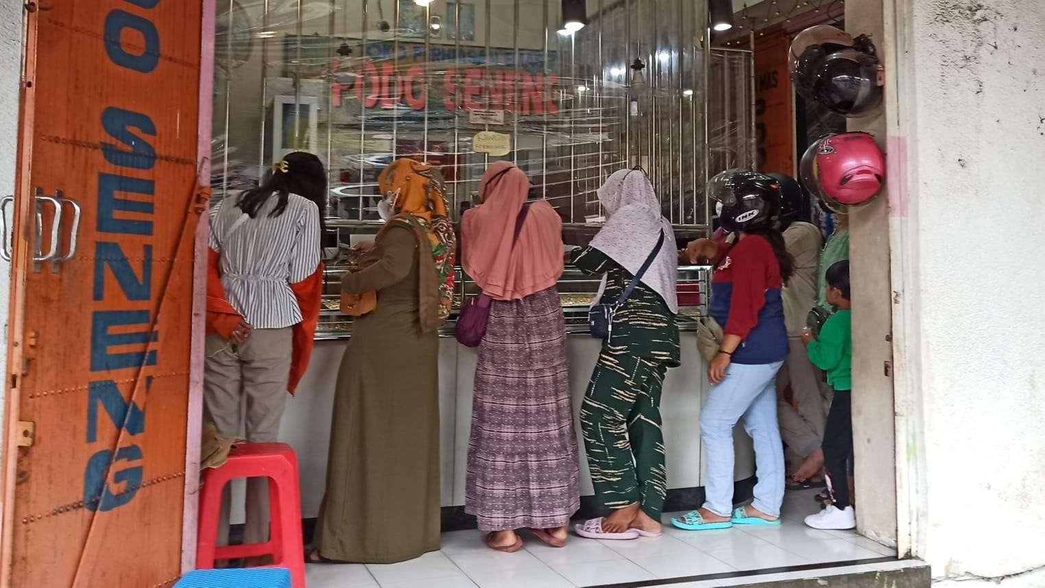 Salah satu toko emas di Jl. Susuit tubun dipenuhi pengunjung (foto: Muh Hujaini/Ngopibareng.id)