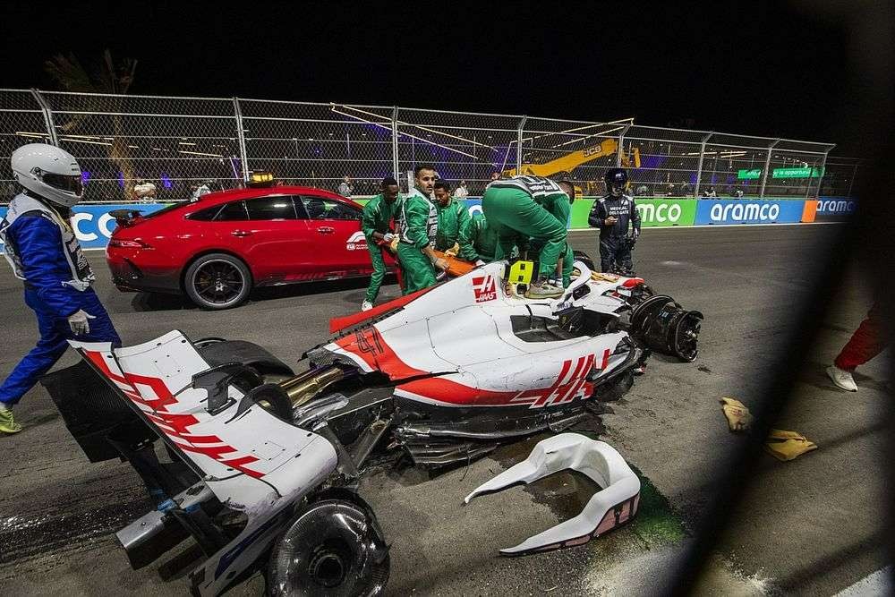 Kondisi mobil Haas yang ditunggangi Mick Schumacher usai crash. (Foto: Twitter)