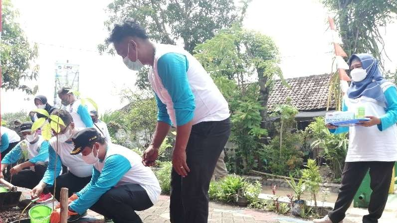 Wakil Walikota Pasuruan Adi Wibowo menanam pohon di Peringatan Hari Air Sedunia (Foto: Laily/Ngopibareng.id)