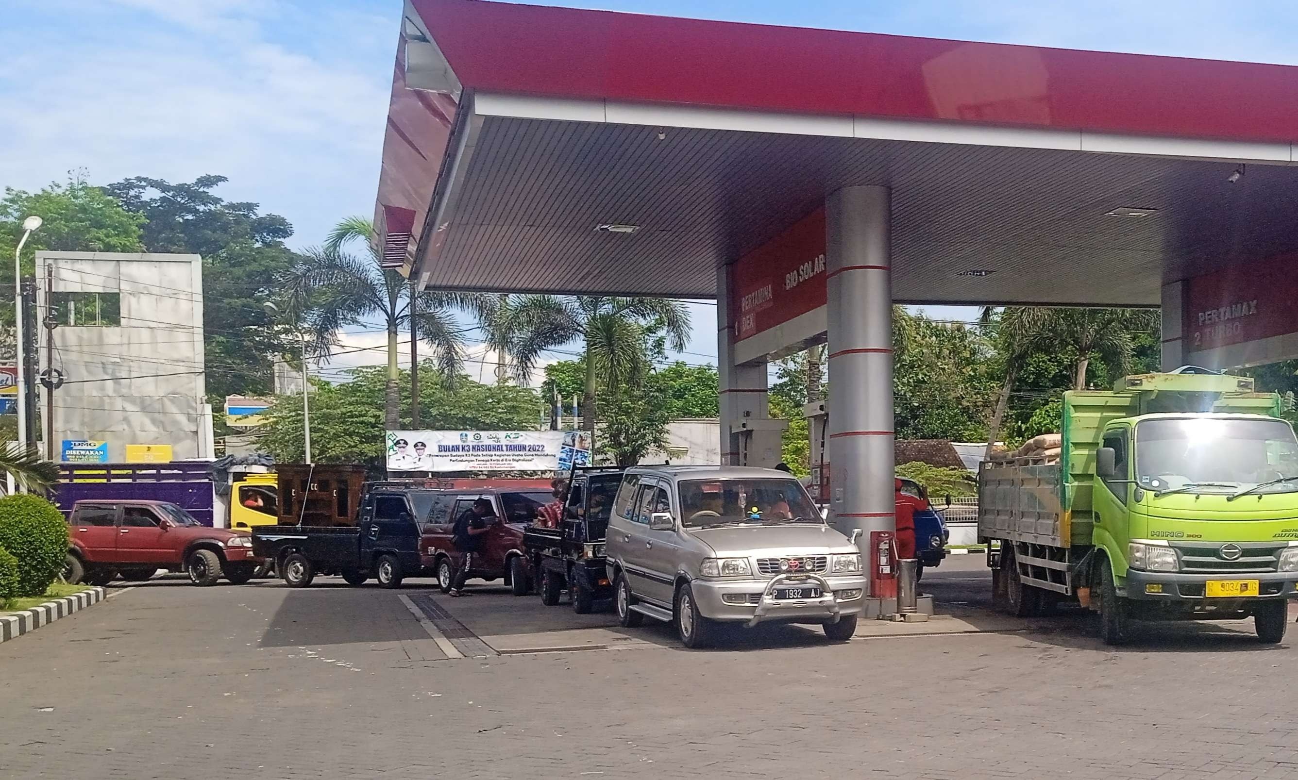 Gara-gara pasokan dari Pertamina berkurang, kendaraan roda empat rela antre membeli bio solar di semua SPBU Bondowoso. (Foto: Guido Saphan/Ngopibareng.id)