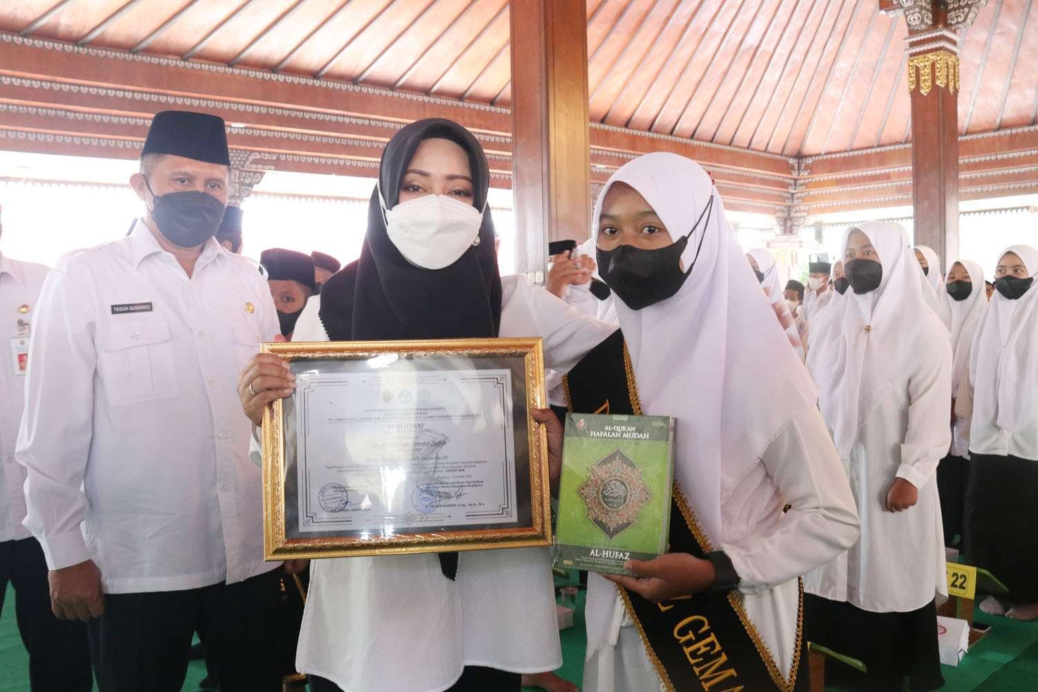 Bupati Mojokerto Ikfina Fahmawati saat hadir dalam wisuda program menghapal Juz Amma di Mojokerto. (Foto: ist)