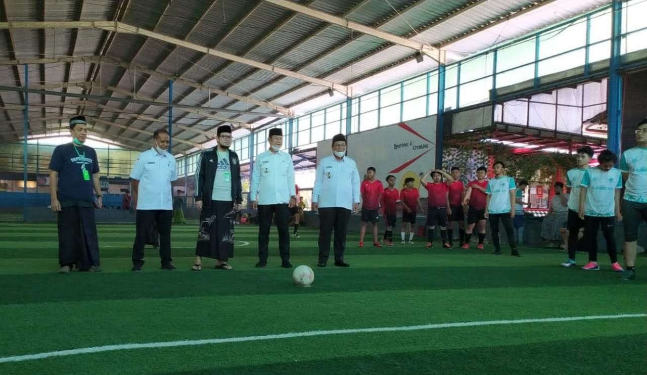 Para gus dari 24 ponpes se-Jawa Timur menggelar turnamen futsal di Lamongan. (Foto: Imron Rosidi/Ngooibareng.id)